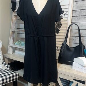 Goodthreads Stylish Black V-Neck Lightweight Dress